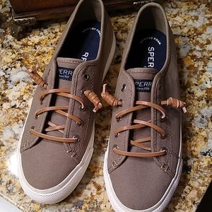 💕🥰 Sperry size 6 sneaker tan